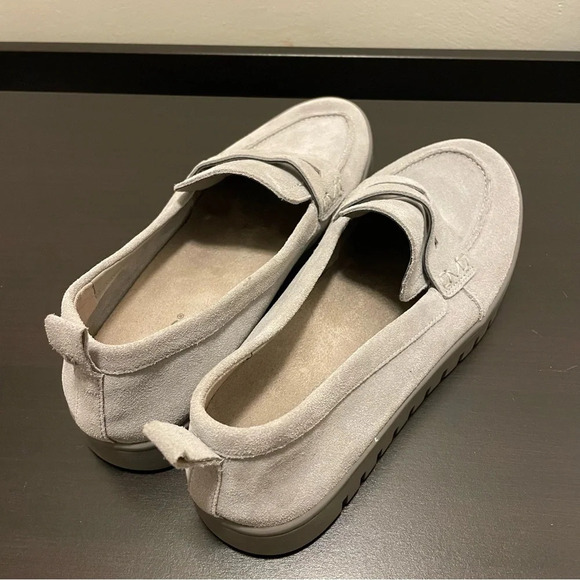 VIONIC NWOB Uptown Loafer in Light Gray Suede - Picture 9 of 14